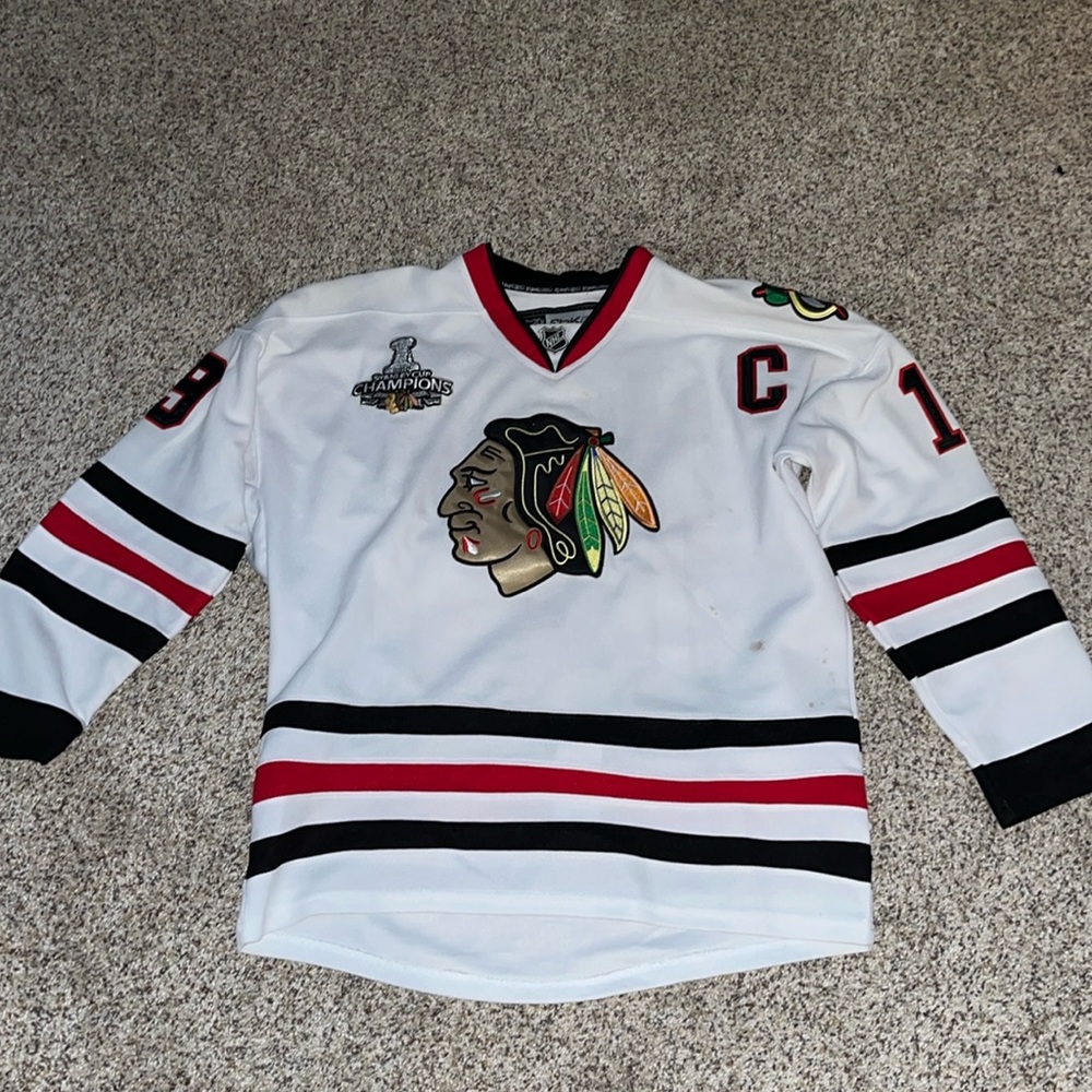 Blackhawk’s Jonathan Toews jersey 19
